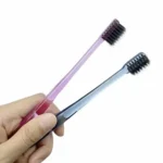 Spazzolino ortodontico con protezione testina